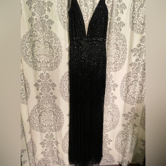 Elegant fully beaded black gown. - Picture 3 of 4